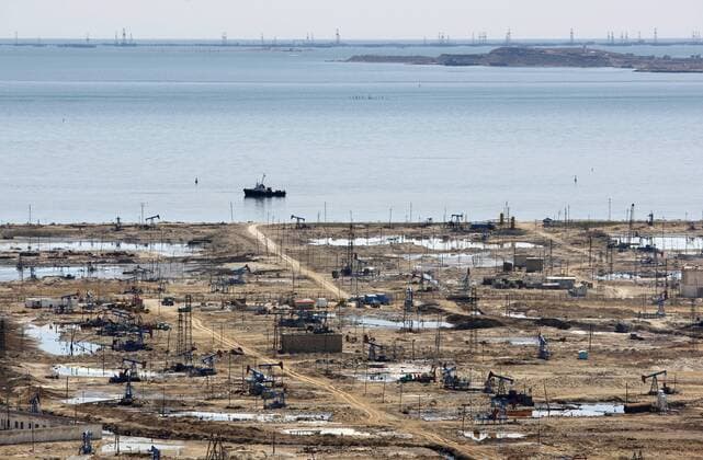 IMAGO Nature: Unsere Erde, Ressourcen, Erdöl Ölfeld am Kaspischen Meer in der Nähe von Bohrinseln bei Baku in Aserbaidschan