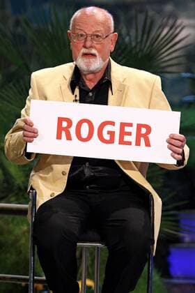 Sänger Roger Whittaker hält ein Schild mit dem Schriftzug - Roger - während der Generalprobe zur ARD-Fernsehshow - Frühlingsfest der Volksmusik - in Halle