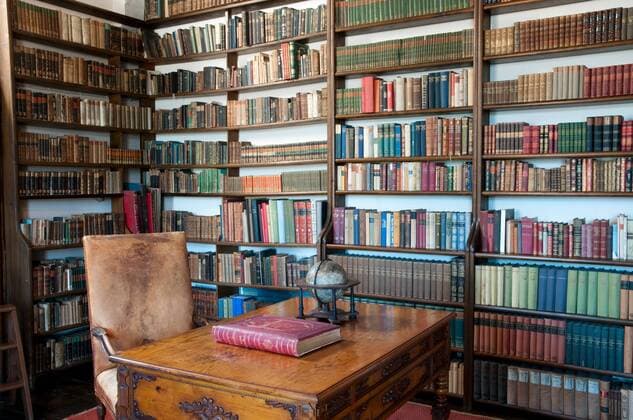 Bibliothek im Schloss Hämelschenburg im Weserbergland (iblewr01091882)