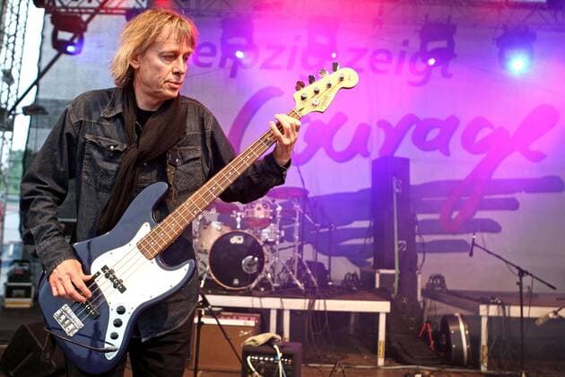 Bassist Kai Sichtermann (Ton Steine Scherben) während des Festivals - Leipzig. Courage zeigen. - in Leipzig