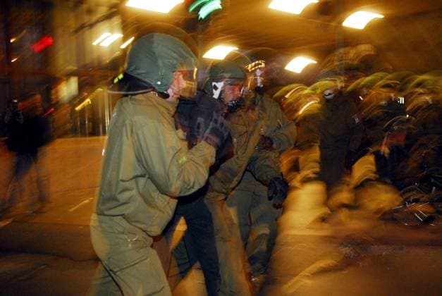 Festnahme eines Randalierers - Polizeieinsatz am 1. Mai in Berlin-Kreuzberg