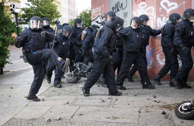 Polizisten werden mit Steinen beworfen - Ausschreitungen bei der Demonstration zum 1. Mai in Berlin Kreuzberg