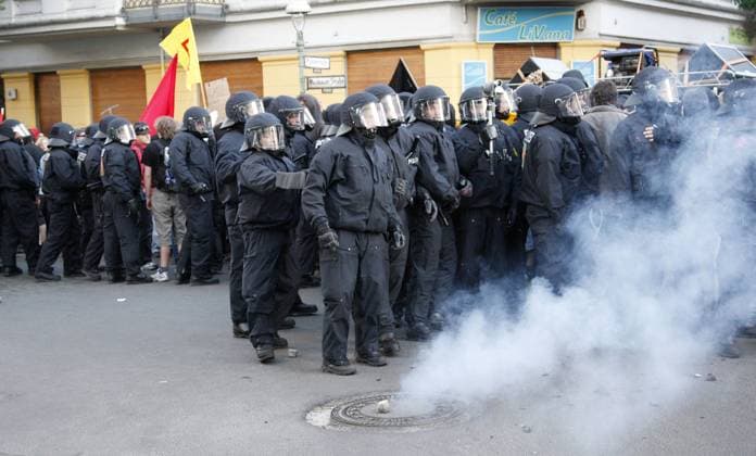 Polizisten am Lausitzer Platz im Rauch - Ausschreitungen bei der Demonstration zum 1. Mai in Berlin Kreuzberg