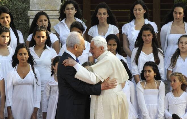 Papst Benedikt XVI. (Mitte re.) und Präsident Shimon Peres (Israel) in Jerusalem -  JER2009051109