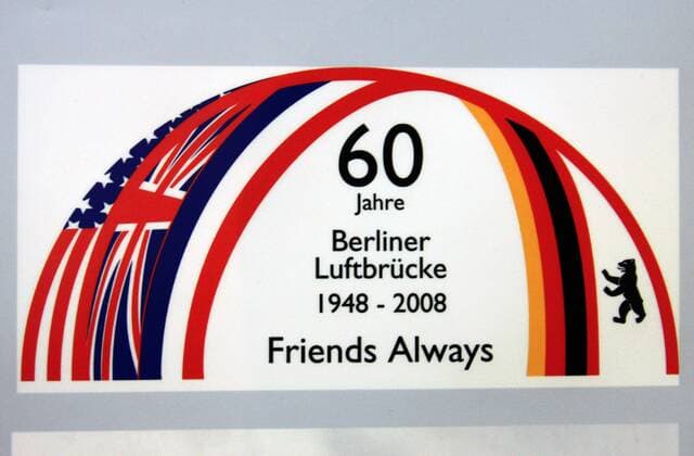 70 Jahre Berliner Luftbrücke am 26. Juni Schriftzug - 60 Jahre Berliner Luftbrücke - am Tag der offenen Tür des Flughafens Tempelhof