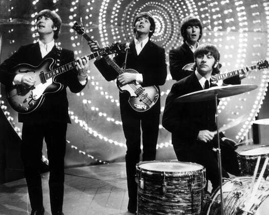 V.l.n.r.: Sänger John Lennon, Sänger Paul McCartney, Gitarrist George Harrison und Schlagzeuger Ringo Starr (alle The Beatles) während eines Konzerts in London - 