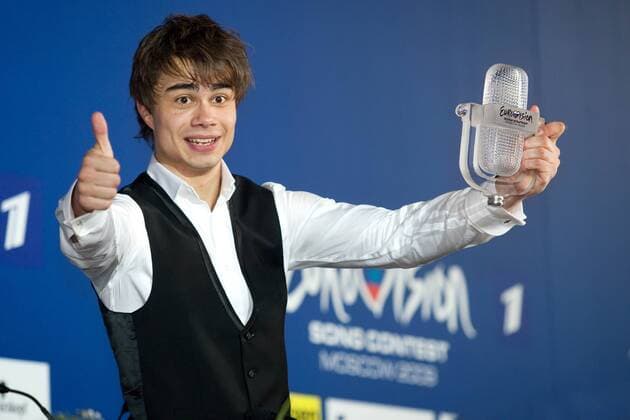 Sänger Alexander Rybak (Norwegen) mit Trophäe nach seinem Sieg bei dem Eurovision Song Contest 2009 in Moskau -  (PPPS)