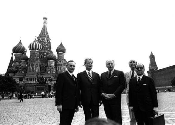 V.l.n.r.: Egon Bahr (Deutschland SPD Staatssekretär im Bundeskanzleramt), Bundeskanzler Willy Brandt (Deutschland SPD), Außenminister Walter Scheel (Deutschland FDP), Rüdiger von Wechmar (Deutschland) und Paul Frank (Deutschland Staatssekretär im Auswärtigen Amt) auf dem Roten Platz vor der Basilius-Kathedrale in Moskau