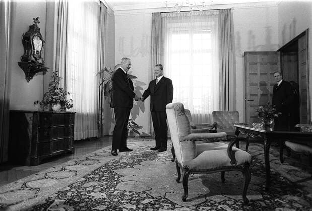Bundeskanzler Kurt Georg Kiesinger (li., Deutschland CDU) neben seinem Nachfolger Willy Brandt (Deutschland SPD) nach der Bundestagswahl im Bundeskanzleramt in Bonn
