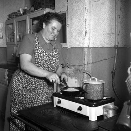 Hausfrau kocht an einem Elektroherd in der Küche der Volkskammerabgeordneten in Hettstedt