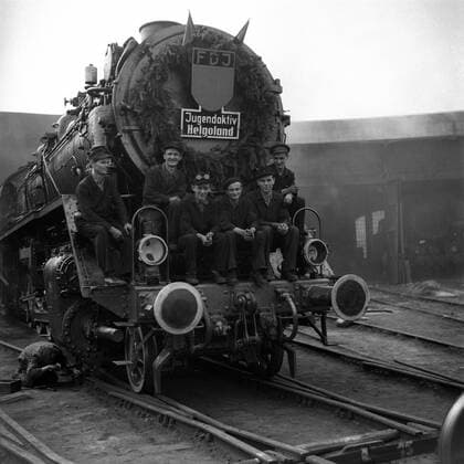 FDJ-Brigade - Wilhelm Pieck - auf einer Dampflok der Reichsbahn in Hohenthurm