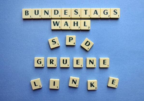 Schriftzug aus Scrabblesteinen zum Thema Bundestagswahl 2009: Wahl, SPD, Linke, Grüne