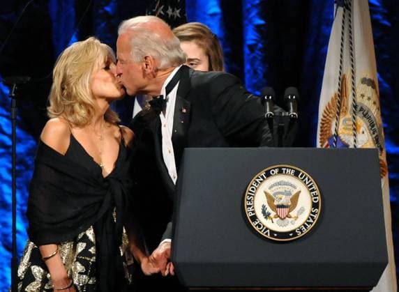 Vizepräsident Joe Biden (USA Demokraten) küsst seine Frau Jill Biden anlässlich der Verleihung der - 21. Annual National Education and Leadership Awards - der Sons of Italy Foundation in Washington DC -  (wap20090528326)
