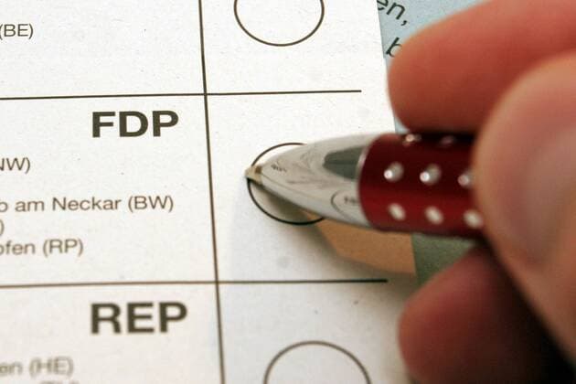 Kreuz bei der FDP auf dem Stimmzettel zur Briefwahl zum Europäischen Parlament in Frankfurt am Main