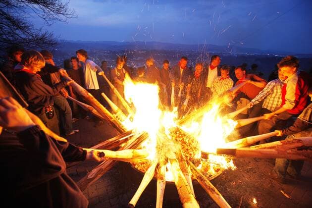 Entzünden der Fackeln während des traditionellen Osterfeuers in Attendorn im Sauerland