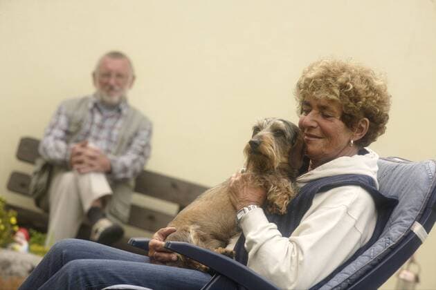  Seniorenpaar mit Hund ibllid01125103