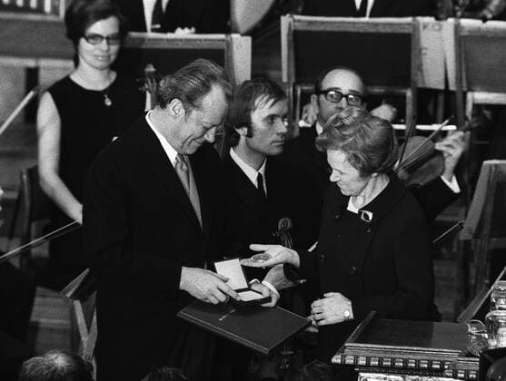 Aase Lionaes (Vorsitzende Nobelpreis-Komitee) überreicht Bundeskanzler Willy Brandt (Deutschland SPD) den Friedensnobelpreis in Oslo