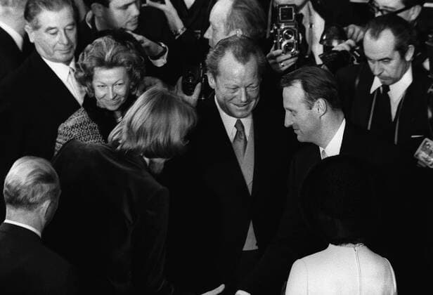 Bundeskanzler Willy Brandt (Mitte, Deutschland SPD) neben seiner Frau Ruth (li.) nach seiner Auszeichnung mit dem Friedensnobelpreis in Oslo