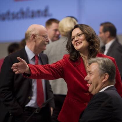 V.l.n.r. Peter Struck (Deutschland SPD Fraktionsvorsitzender), Andrea Nahles (Deutschland SPD Stellv. Parteivorsitzende) und Klaus Wowereit (Deutschland SPD Regierender Bürgermeister Berlin) anlässlich eines außerordentlichen SPD-Bundesparteitages in Berlin