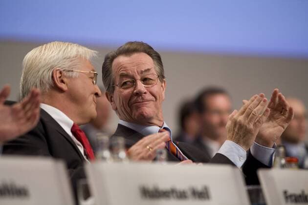 Parteivorsitzender Franz Müntefering (Deutschland SPD) und Außenminister Frank-Walter Steinmeier (li., Deutschland SPD) anlässlich eines außerordentlichen SPD-Bundesparteitages in Berlin