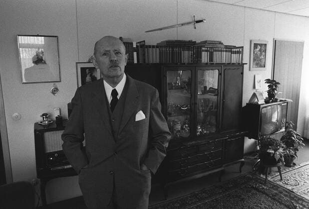 Reinhard Gehlen im Arbeitszimmer seiner Wohnung am Starnberger See