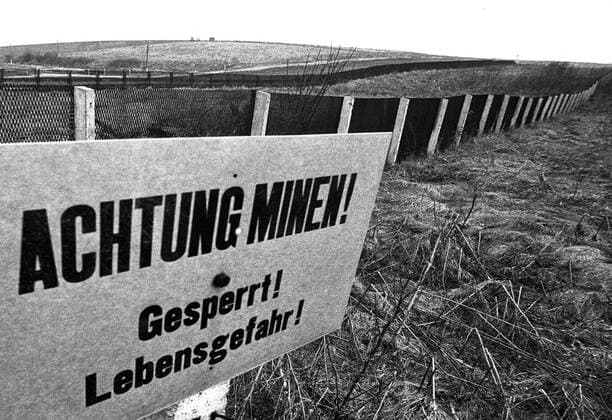 Schild an der innerdeutschen Grenze zwischen der BRD und der DDR bei Duderstadt warnt vor Minen