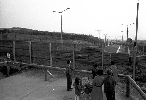 Spaziergänger an der innerdeutschen Grenze zwischen der BRD und der DDR bei Duderstadt