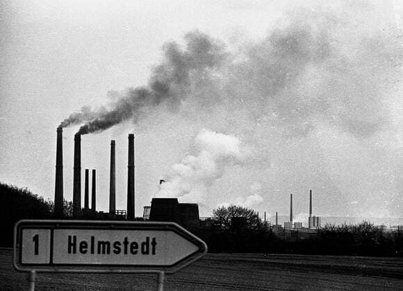 Schild weist den Weg nach Helmstedt vor dem Braunkohlekraftwerk Harpke nahe der Grenze zwischen der BRD und der DDR
