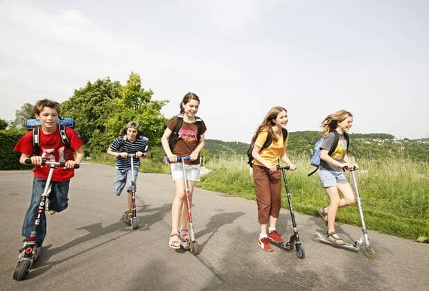 Schulkinder, Jungen und Mädchen, fahren mit dem Trottinett, Roller, Scooter, Kickboard auf dem Schulweg, Basel, Schweiz, Europa iblmpw00982745