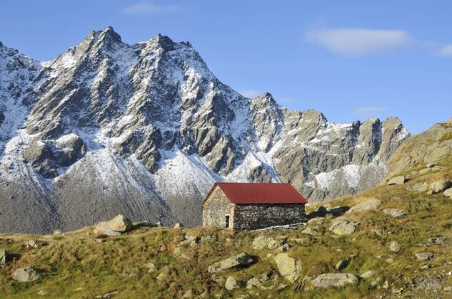 Berghütte vor verschneiten Gipfeln, Lei di Cima, Alpen, Schweiz, Europa iblrbo00989691
