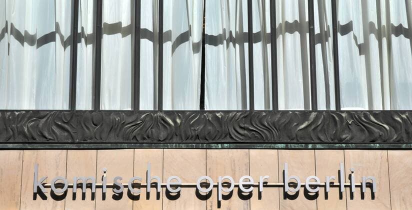 Schriftzug Komische Oper Berlin