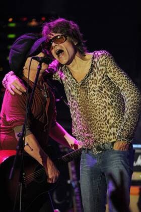 Sänger David Johansen (re.) und Gitarrist Sylvain Sylvain (beide New York Dolls) während eines Konzertes in Fort Lauderdale  ULM28850
