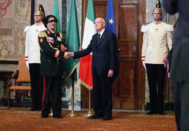 Staatschef Muammar al Gaddafi (li., Libyen) neben Präsident Giorgio Napolitano (re., Italien) nach einer Pressekonferenz anlässlich eines Treffens im Quirinal-Palast in Rom -  (SESASCRE14)