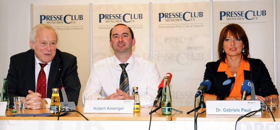 Armin Grein (Deutschland Freie Wähler Bayern Bundesvorsitzender, li.), Hubert Aiwanger (Deutschland Freie Wähler Bayern Landesvorsitzender Bayern) und Gabriele Pauli (Deutschland Freie Wähler Bayrn) anlässlich einer Pressekonferenz in München