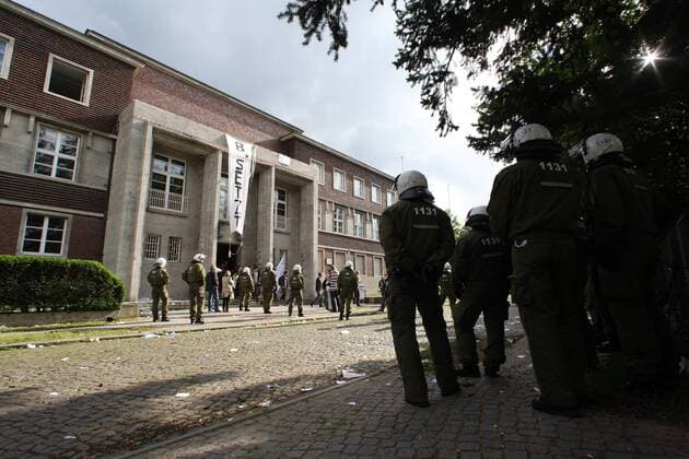 Zwangsräumung des vorübergehend von protestierenden Studenten besetzten FU-Präsidiums - Bildungsstreik in Berlin