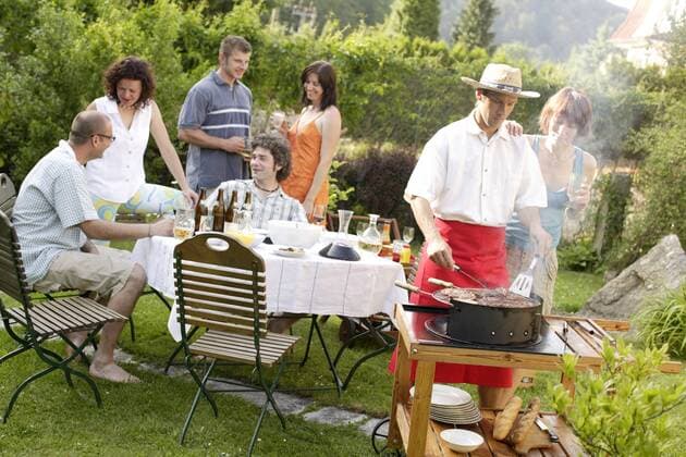 Menschen beim Grillen im Garten ibllid01181308
