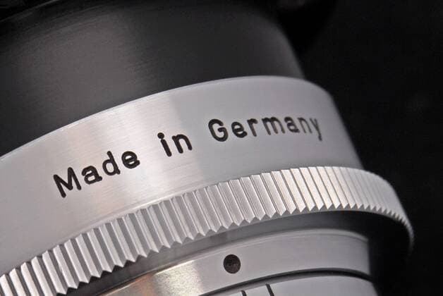  Made in Germany Schriftzug auf Objektiv, Symbolbild für Qualität iblmad01180966