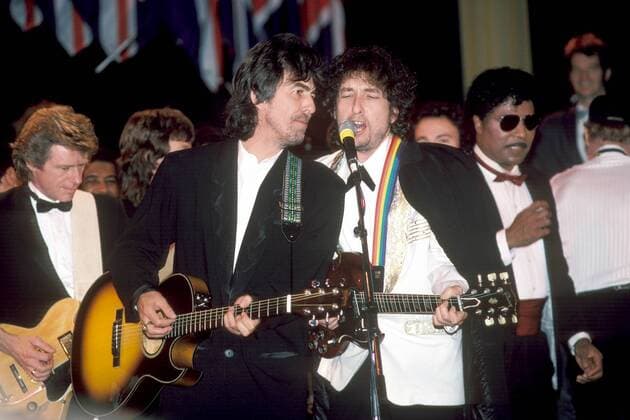 Sänger Bob Dylan (Mitte re.) und Gitarrist George Harrison (Mitte li.) während der - 3rd Rock & Roll Hall Awards - in New York - 
