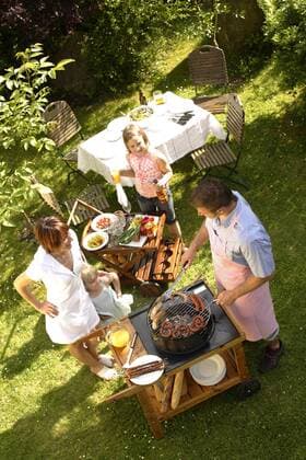 Familie beim Barbecue im Garten ibllid01181214