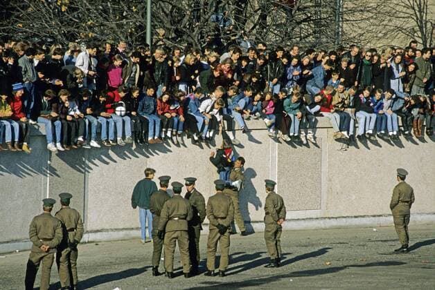  Grenzsoldaten und Menschen auf der Berliner Mauer am Brandenburger Tor, am Tag nach dem Mauerfall, Berlin Mitte, Deutschland, Europa ibloge01112695