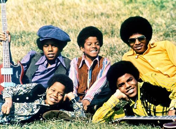 Sänger Michael Jackson (Hinten Mitte) neben seinen Brüdern Jermaine (Hinten li.), Tito (Hinten re.), Jackie (Vorne re.) und Marlon (Vorne li., alle The Jackson Five) - 