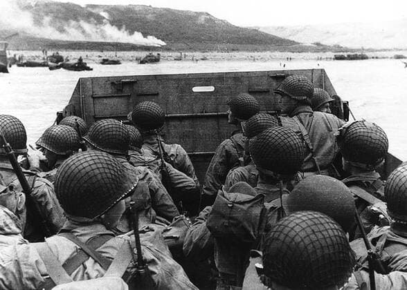 IMAGO History, Zweiter Weltkrieg: 1939 - 1945 Soldaten der U.S. Army vor Omaha Beach, Normandie - D-Day an der französischen Küste  WAX20090625718