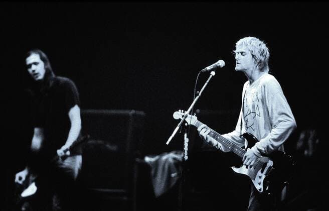 Sänger Kurt Cobain (re.) und Bassist Krist Novoselic (beide Nirvana) während eines Konzerts in Paris - 