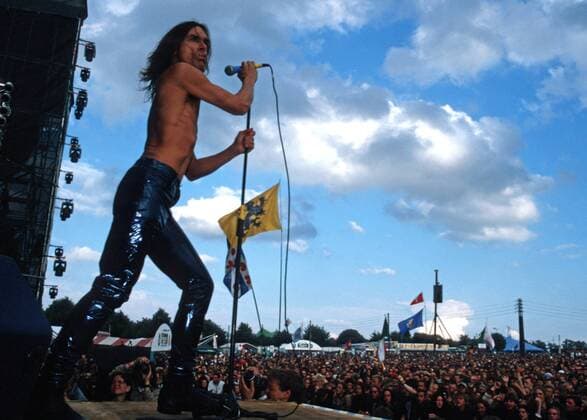 Sänger Iggy Pop während eines Konzertes im Rahmen des Roskilde-Festivals