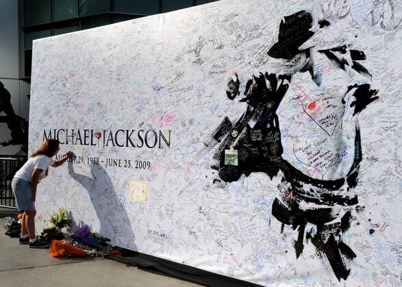 A fan signs a large poster at the Staples Center in Los Angeles on July 6, 2009. The venue is the planned location for late pop star Michael Jackson s memorial service scheduled for Tuesday, July 7. (UPI Photo Jim Ruymen)  LAP2009070613