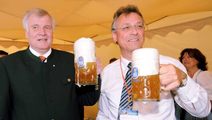 Horst Seehofer (li., Deutschland CSU Ministerpräsident Bayern) und Siegfried Schneider (Deutschland CSU Leiter Staatskanzlei Bayern) auf der Feier zu seinem 60. Geburtstag in München