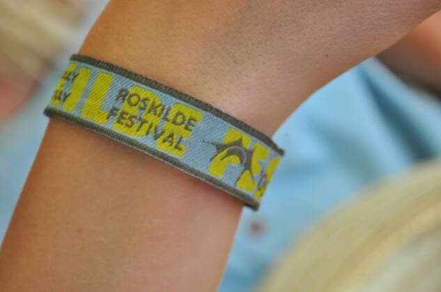 Bändchen eines Besuchers des Roskilde-Festivals in Roskilde - Dänemark