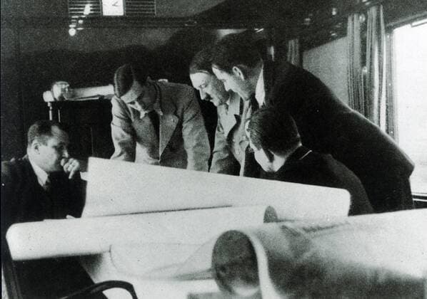 V.r.n.l.: Reichsleiter Philipp Bouhler (Deutschland), Architekt Albert Speer (Generalbauinspektor Reichshauptstadt) und Reichskanzler Adolf Hitler (Deutschland) zusammen mit Dr. Brand und Reichsminister Martin Bormann (Deutschland Leiter Parteikanzlei NSDAP) bei einer Besprechung im Sonderzug des Führers - ibldwb01211690