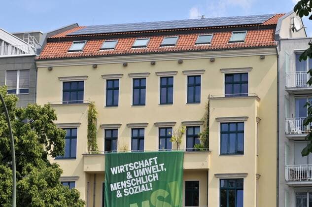 Wahlplakat von Bündnis 90 Die Grünen an der Bundesgeschäftsstelle in Berlin