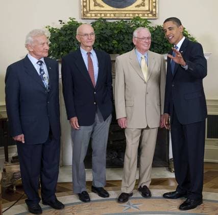 IMAGO History, Mondlandung der Apollo 11 am 20.07.1969 U.S. President Barack Obama (R) chats with Apollo 11 astronauts, from left, Buzz Aldrin, Michael Collins and Neil Armstrong in the Oval Office of the White House in Washington on July 20, 2009, the 40th anniversary of the Apollo 11 lunar landing. (UPI Photo Bill Ingalls NASA) NASA Astronauts conduct third spacewalk of mission STS-127  WAX20090723703